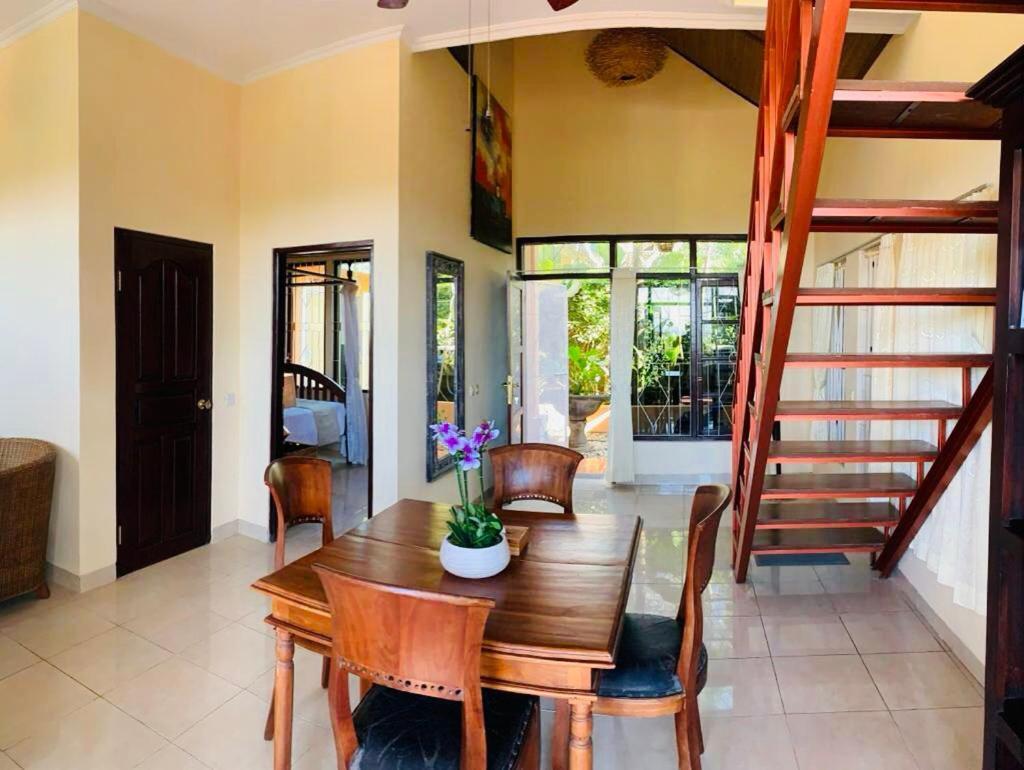Giri'S Villa Jimbaran Унгасан Экстерьер фото