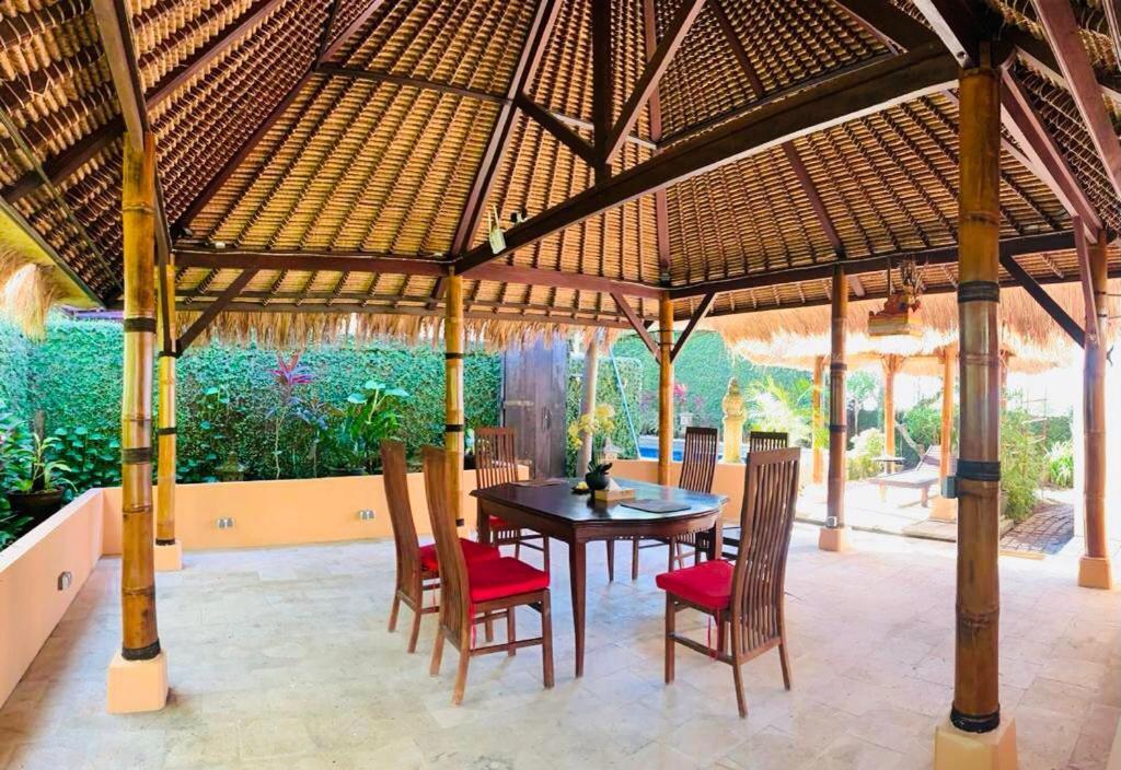 Giri'S Villa Jimbaran Унгасан Экстерьер фото